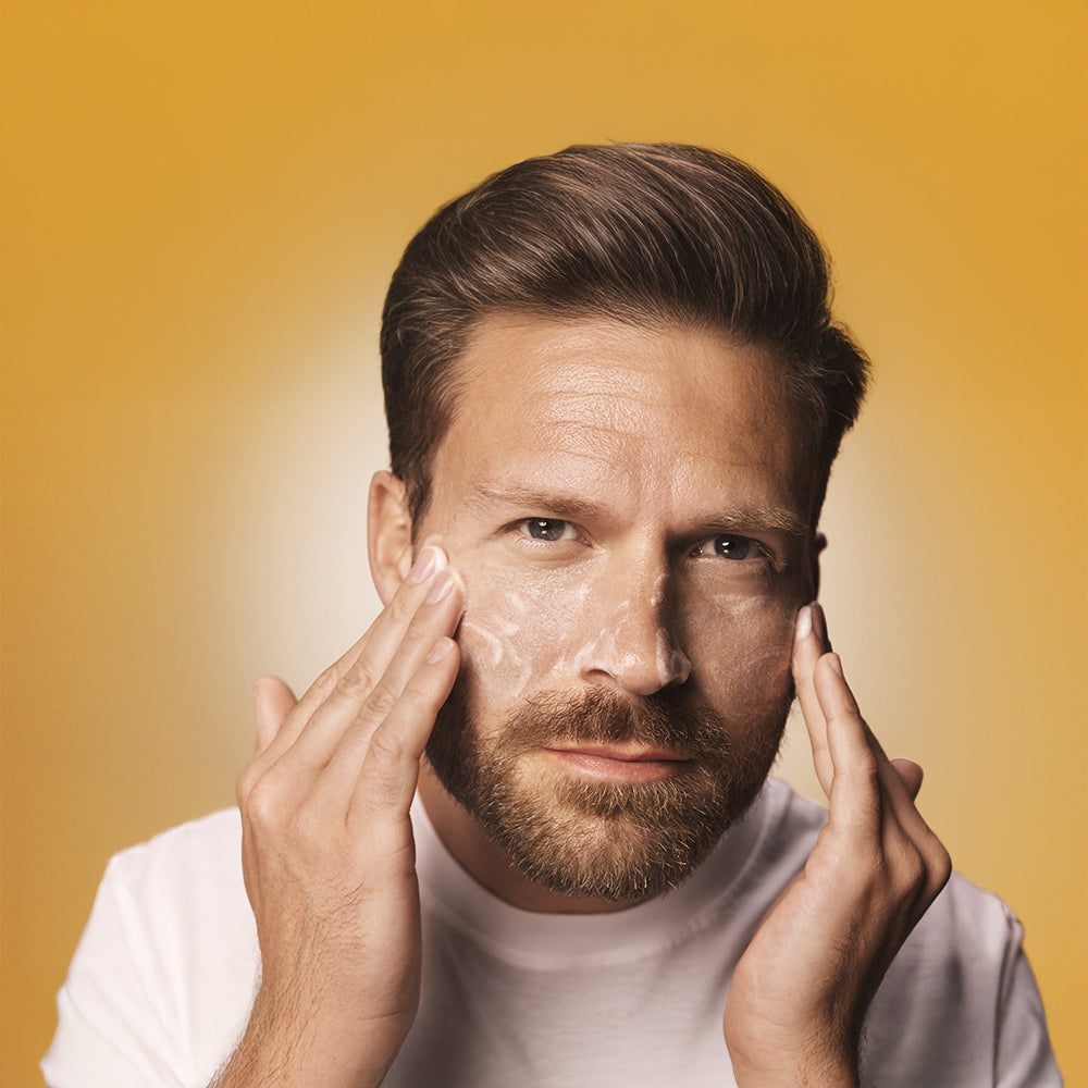 En man tvättar sitt ansikte med HL/Skin Resurfacing Gelo Cleanser.