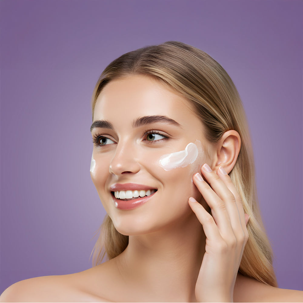 En kvinna applicerar HL/Skin Ultimate Tension Cream på sitt ansikte.